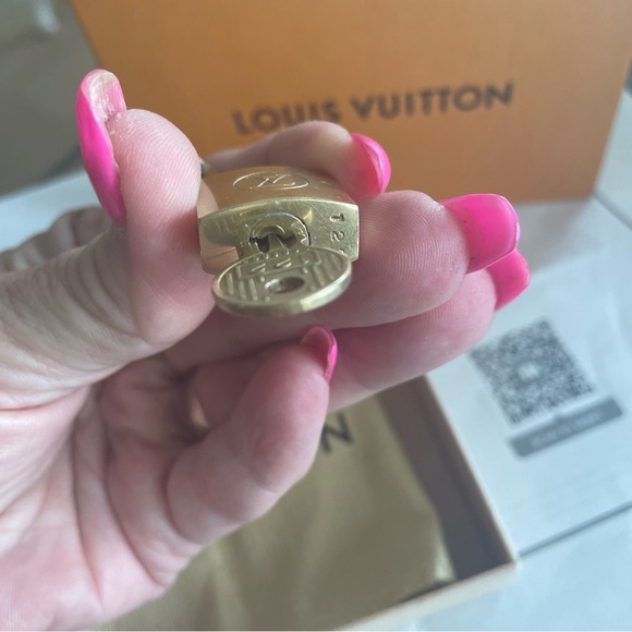 RARE authentic 122 silver and gold lock and key. - Picture 7 of 7